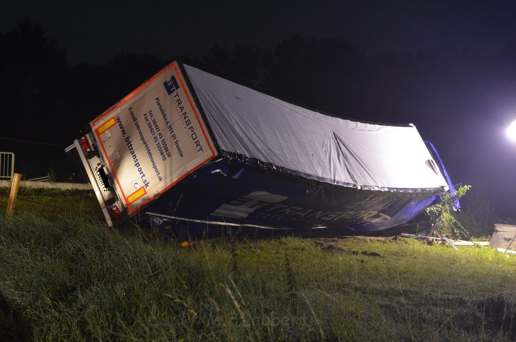 VU LKW umgestuerzt Feldkassel Industriestr Robert Boschstr P180.JPG